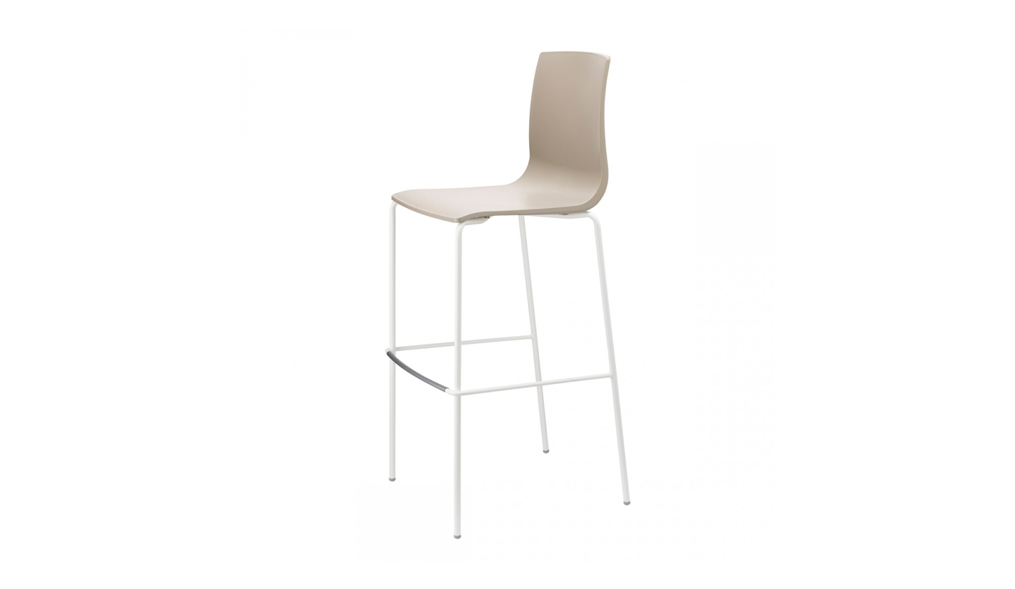 Taburete con estructura de acero